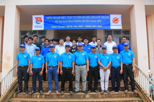 đồng chí Nguyễn Mạnh Dũng trao kinh phí và các dụng cụ y tế hỗ trợ cho các hoạt động của đội.